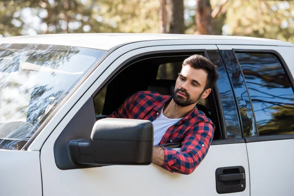 Homme Barbu Grave Conduisant Camionnette Dans Forêt — Photo