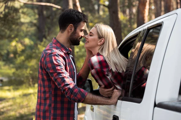 Happy Boyfriend Going Kiss Smiling Girlfriend While She Sitting Pickup — Stock Photo, Image