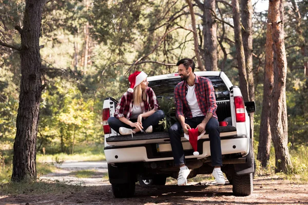 Pár Pickup Teherautó Fenyő Karácsonyra Erdő Santa Kalap — Stock Fotó