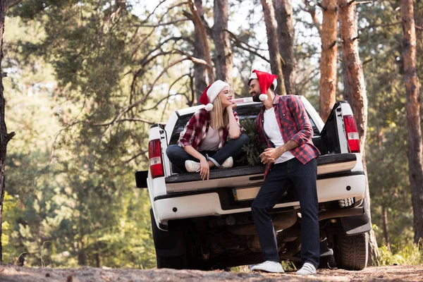 Happy Couple Santa Hats Sitting Pickup Truck Fir Tree Christmas — Stock Photo, Image