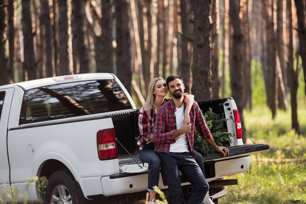 Couple Hugging Sitting Pickup Truck Fir Tree Christmas Forest — Stock Photo, Image