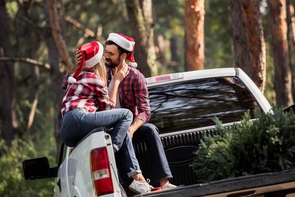 Casal Chapéus Santa Vai Beijar Enquanto Sentado Pickup Caminhão Com — Fotografia de Stock Grátis