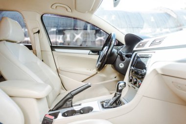 direksiyon simidi ve deri koltuk yeni araba sokakta kırpılmış görüntü
