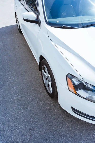 Περικομμένη Εικόνα Νέο Λευκό Αυτοκίνητο Στην Οδό — Φωτογραφία Αρχείου