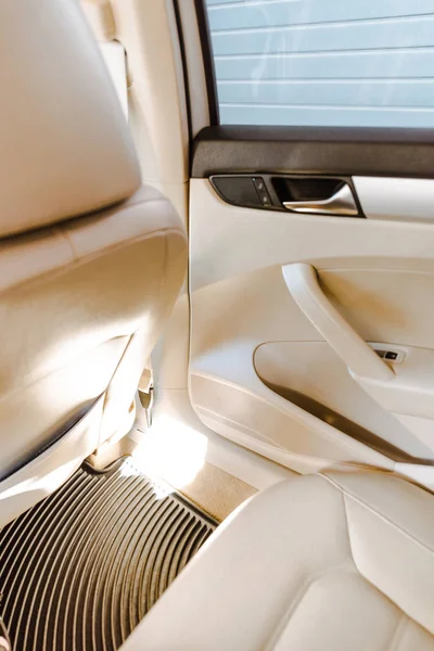 Imaginea Decupată Mașinii Noi Interior Din Piele Bej Lumină Solară — Fotografie de stoc gratuită