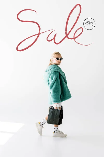 Fashionabla Shopaholic Päls Och Solglasögon Poserar Med Svarta Påsar Vit — Gratis stockfoto
