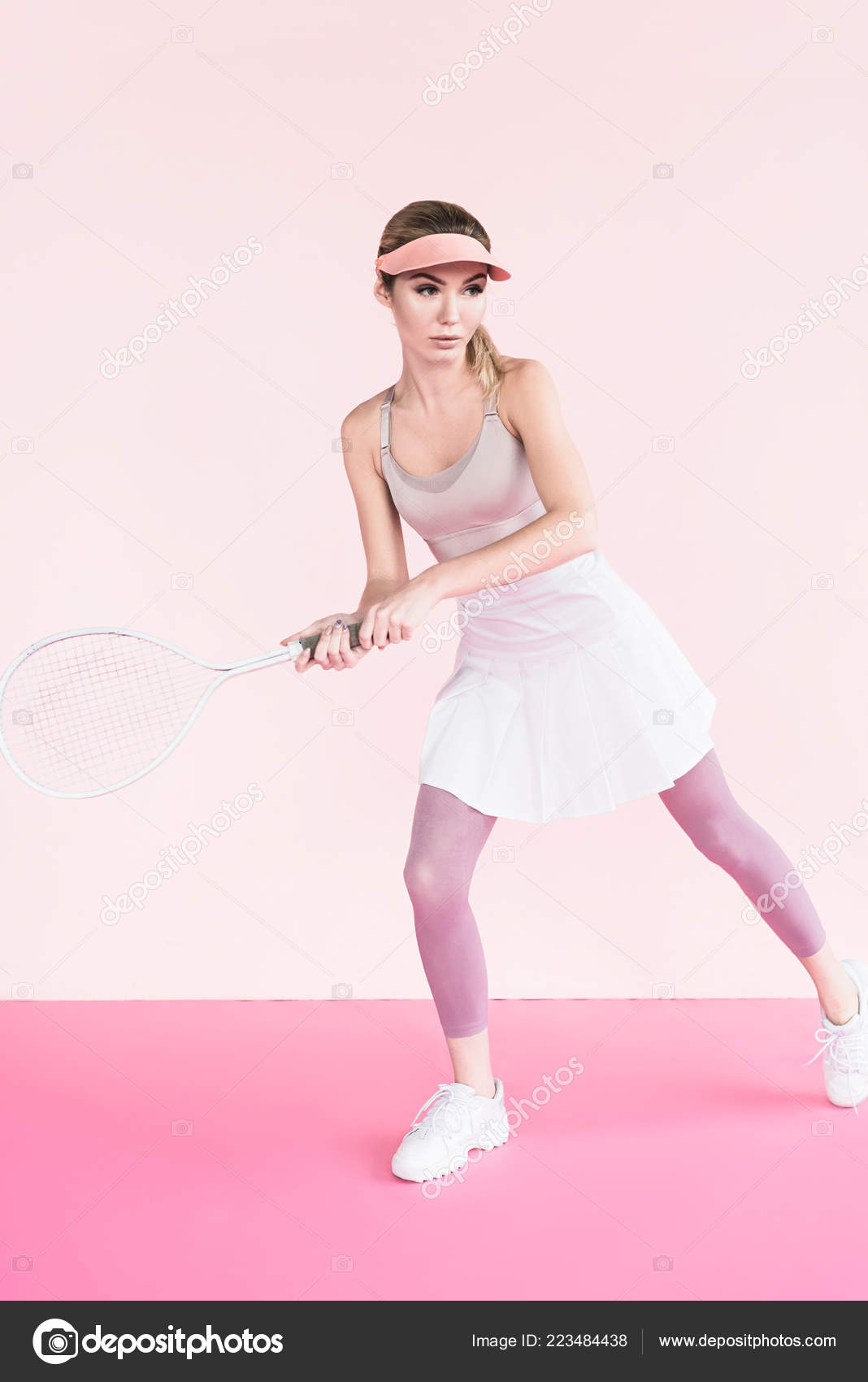 Jogador Tênis Feminino Chapéu Viseira Jogando Tênis Com Raquete Rosa — Foto  © Y-Boychenko #223484438, image size:1068x1700