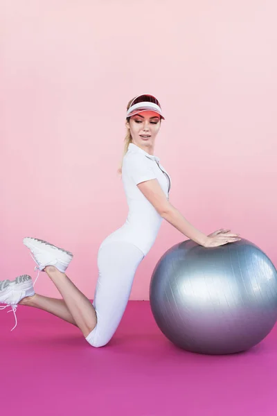 Jolie Jeune Athlète Féminine Chapeau Visière Posant Près Balle Fitness — Photo gratuite