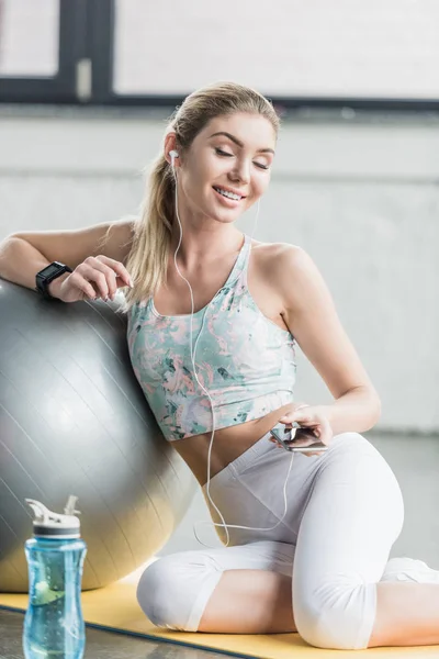 Happy Sportovkyně Sluchátka Odpočívá Poslech Hudby Smartphone Poblíž Fitness Míč — Stock fotografie