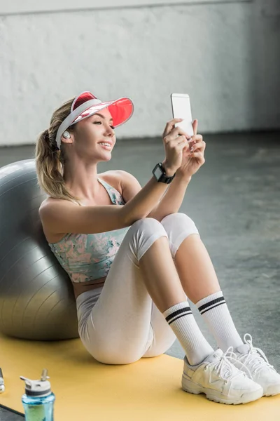 Szczęśliwy Lekkoatletka Zegarka Smartwatch Biorąc Selfie Smartfon Pobliżu Piłka Fitness — Zdjęcie stockowe