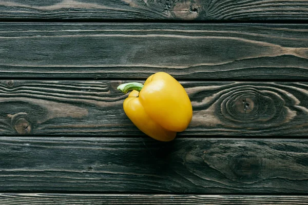 Жовтий болгарський перець на дерев'яному столі — стокове фото