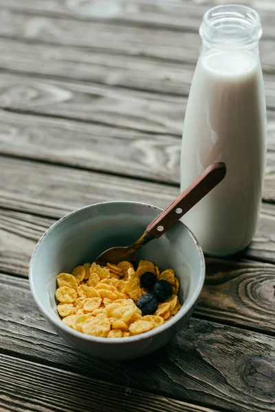 Cornflakes mit Beeren und Milch auf Holztisch — Stockfoto