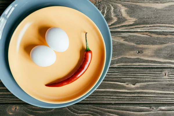 Œufs de poulet et de piment dans une assiette — Photo de stock