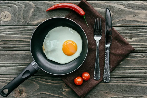 Breakfast with fried egg and vegetables on textile napkin — Stock Photo