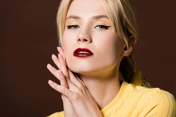 Portrait de jeune femme blonde sensuelle regardant la caméra isolée sur brun — Photo de stock