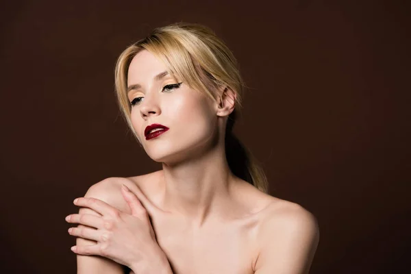 Belle fille blonde nue sensuelle regardant loin isolé sur brun — Photo de stock