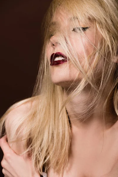 Séduisante femme blonde nue posant sur brun — Photo de stock
