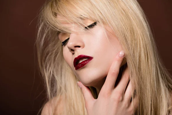 Портрет спокусливої молодої блондинки з закритими очима позує на коричневому — стокове фото
