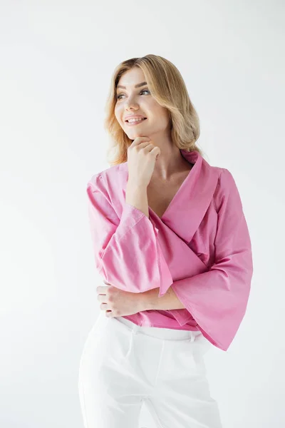 Retrato de mulher sorridente atraente em blusa rosa posando isolado no branco — Fotografia de Stock