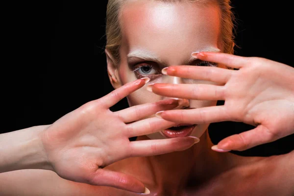 Menina elegante atraente gesto e posando para tiro de moda, isolado em preto — Fotografia de Stock