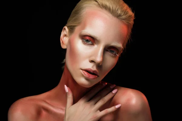 Sensuale ragazza alla moda con trucco rosso, isolato su nero — Foto stock