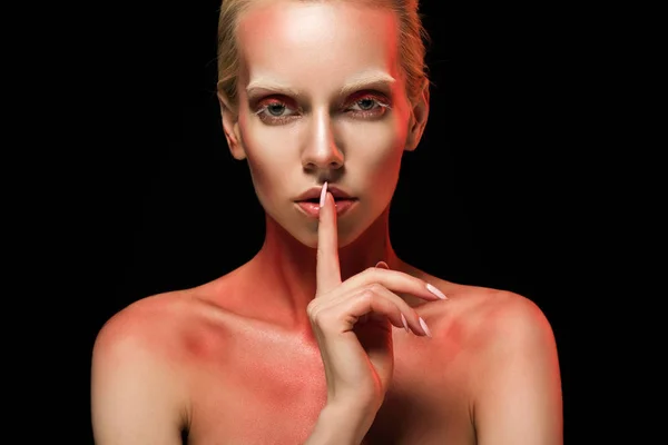 Attrayant nu fille à la mode avec symbole de silence, isolé sur noir — Photo de stock