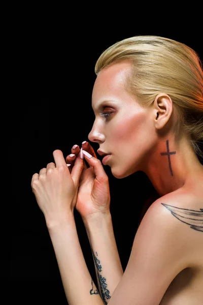 Atractiva mujer joven tatuada de moda, aislada en negro - foto de stock