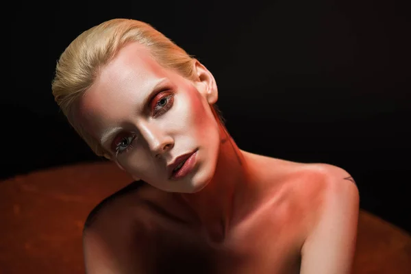 Belle jeune femme nue avec du maquillage rouge posant pour le tournage de mode sur noir — Photo de stock