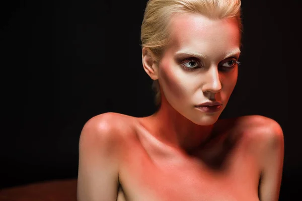 Привлекательная женщина с красным макияжем для моды съемки, изолированные на черный — стоковое фото