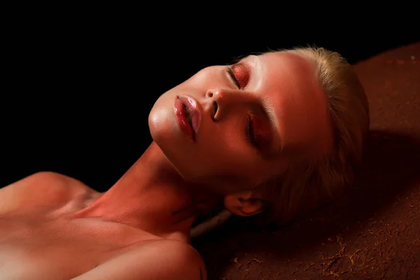 Attraktive Frau mit geschlossenen Augen und rotem Body Art posiert für Mode-Shooting auf schwarz — Stockfoto