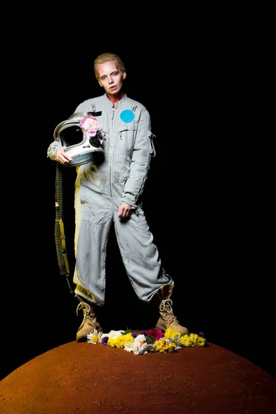 Belo cosmonauta feminino posando em trajes espaciais com flores e capacete em mars — Fotografia de Stock