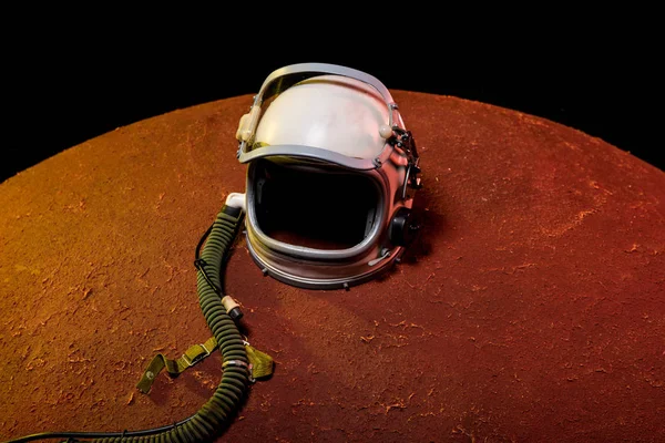 Casco de traje espacial que yace en el planeta rojo en el cosmos negro - foto de stock