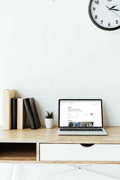 Laptop with airbnb website on screen on workplace at office — Stock Photo