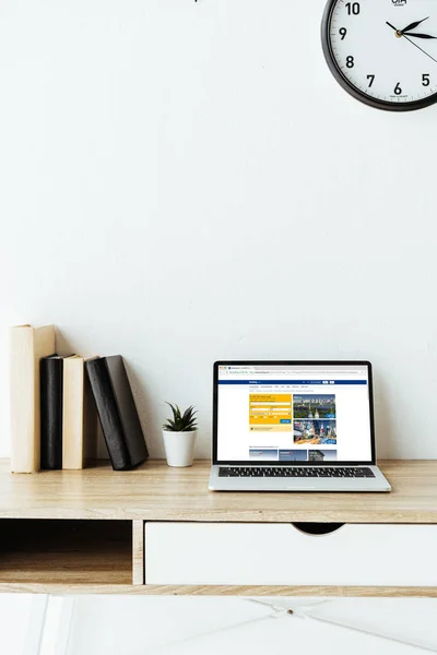 Laptop mit Buchungswebseite auf dem Bildschirm am Arbeitsplatz im Büro — Stockfoto