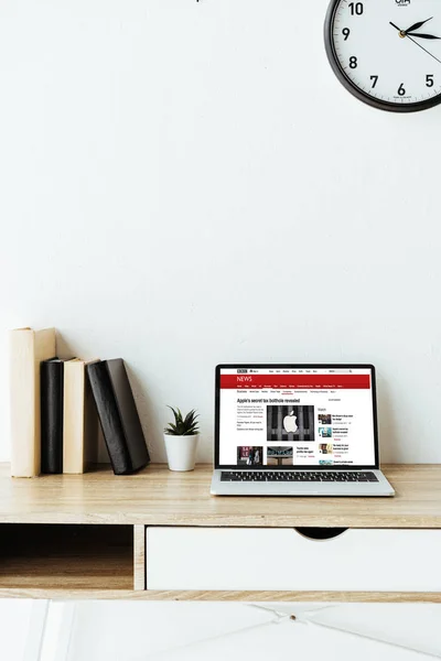 Laptop with bbc news website on screen on workplace at office — Stock Photo