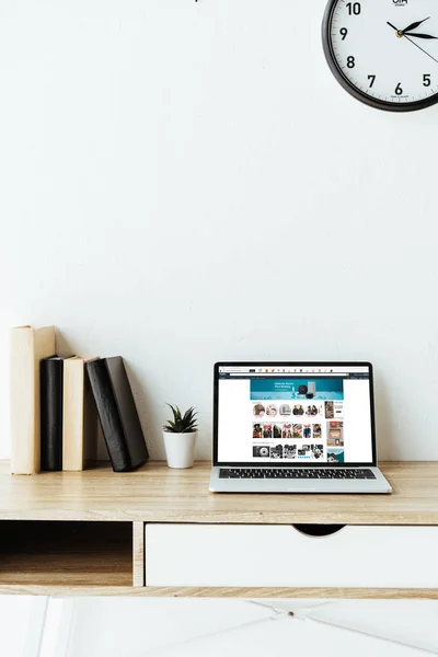Laptop com site amazon na tela na mesa de trabalho no escritório — Fotografia de Stock