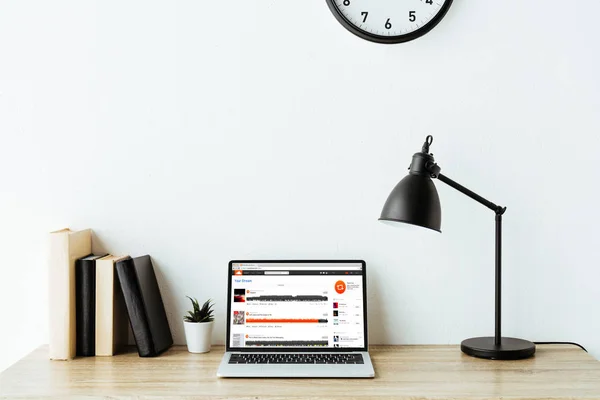 Laptop with soundcloud website on screen on work desk at office — Stock Photo