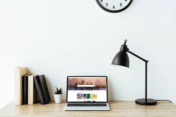 Laptop con sito web shutterstock sullo schermo sul tavolo di lavoro in ufficio — Foto stock