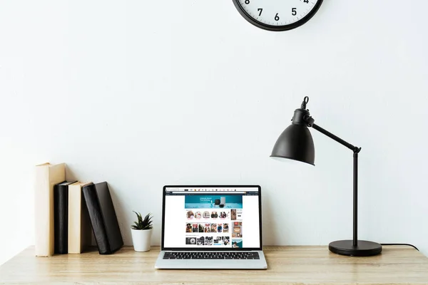 Laptop mit Amazon-Website auf dem Bildschirm am Schreibtisch im Büro — Stockfoto