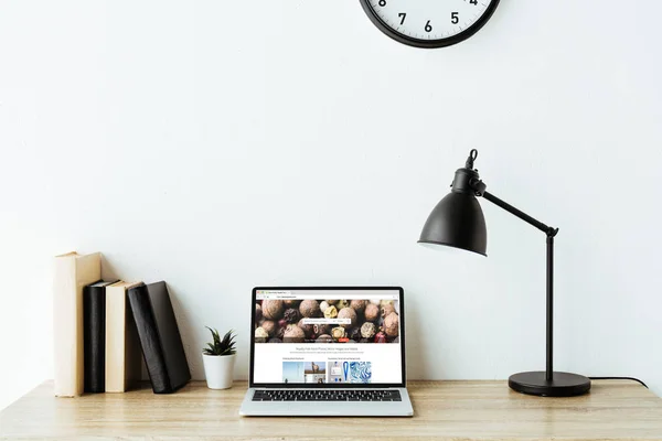 Laptop com site shutterstock na tela na mesa de trabalho no escritório — Fotografia de Stock