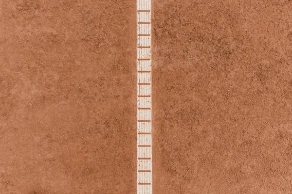 Ansicht des braunen Tennisplatzes mit Markierungslinien — Stockfoto