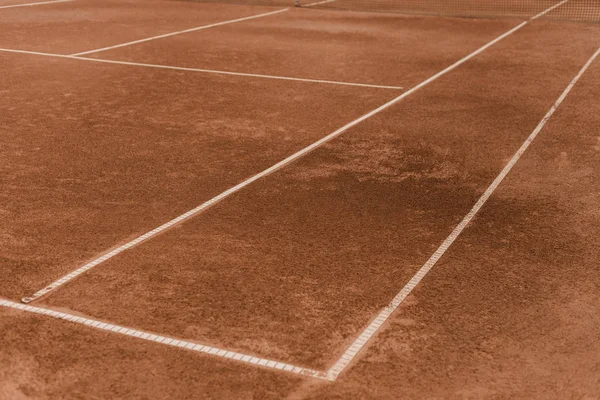 Court de tennis brun avec lignes de marquage blanc — Photo de stock