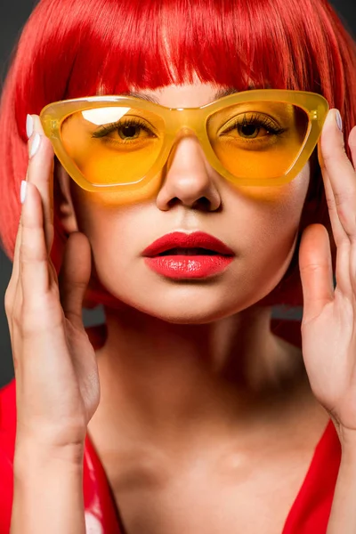 Nahaufnahme Porträt einer schönen jungen Frau mit gelber Sonnenbrille, die in die Kamera blickt — Stockfoto