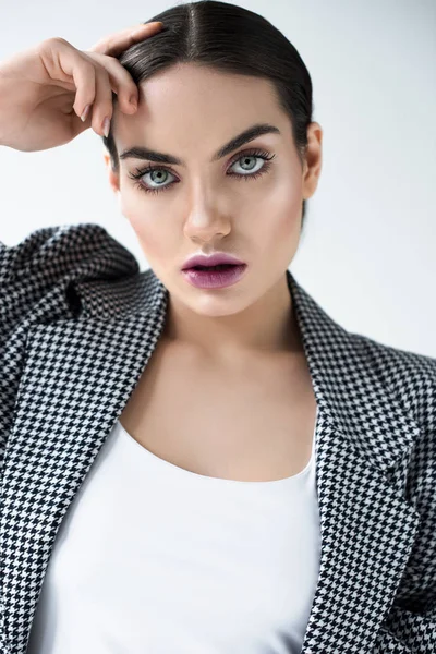 Menina atraente com maquiagem posando em jaqueta vintage, isolado em cinza — Fotografia de Stock