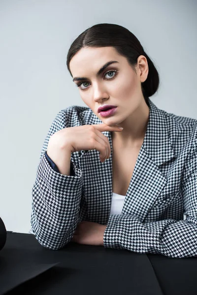 Mulher atraente posando em jaqueta elegante vintage, isolado em cinza — Fotografia de Stock