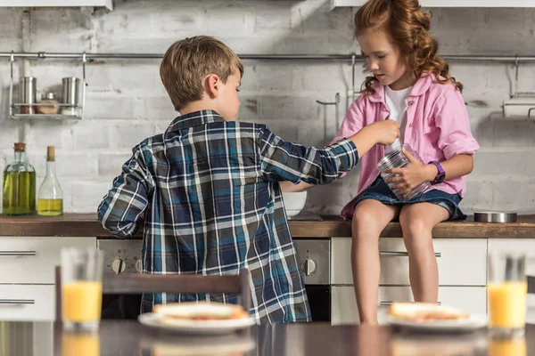 Brüderchen und Schwesterchen kochen morgens gemeinsam Frühstück — Stockfoto