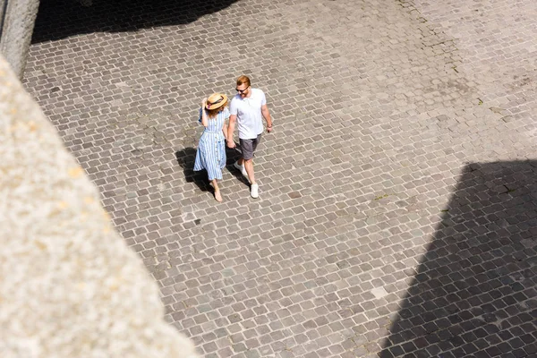 Високий кут зору руда пара ходить по міській вулиці — стокове фото