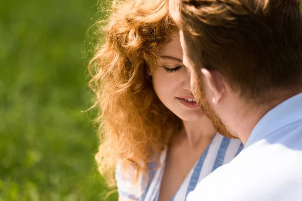 Enfoque selectivo de pelirroja pareja besándose al aire libre - foto de stock