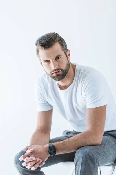 Hombre guapo barbudo con estilo en camiseta blanca, aislado en blanco - foto de stock