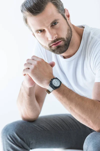 Бородатый красивый мужчина в белой футболке с наручными часами, изолированный на белом — стоковое фото